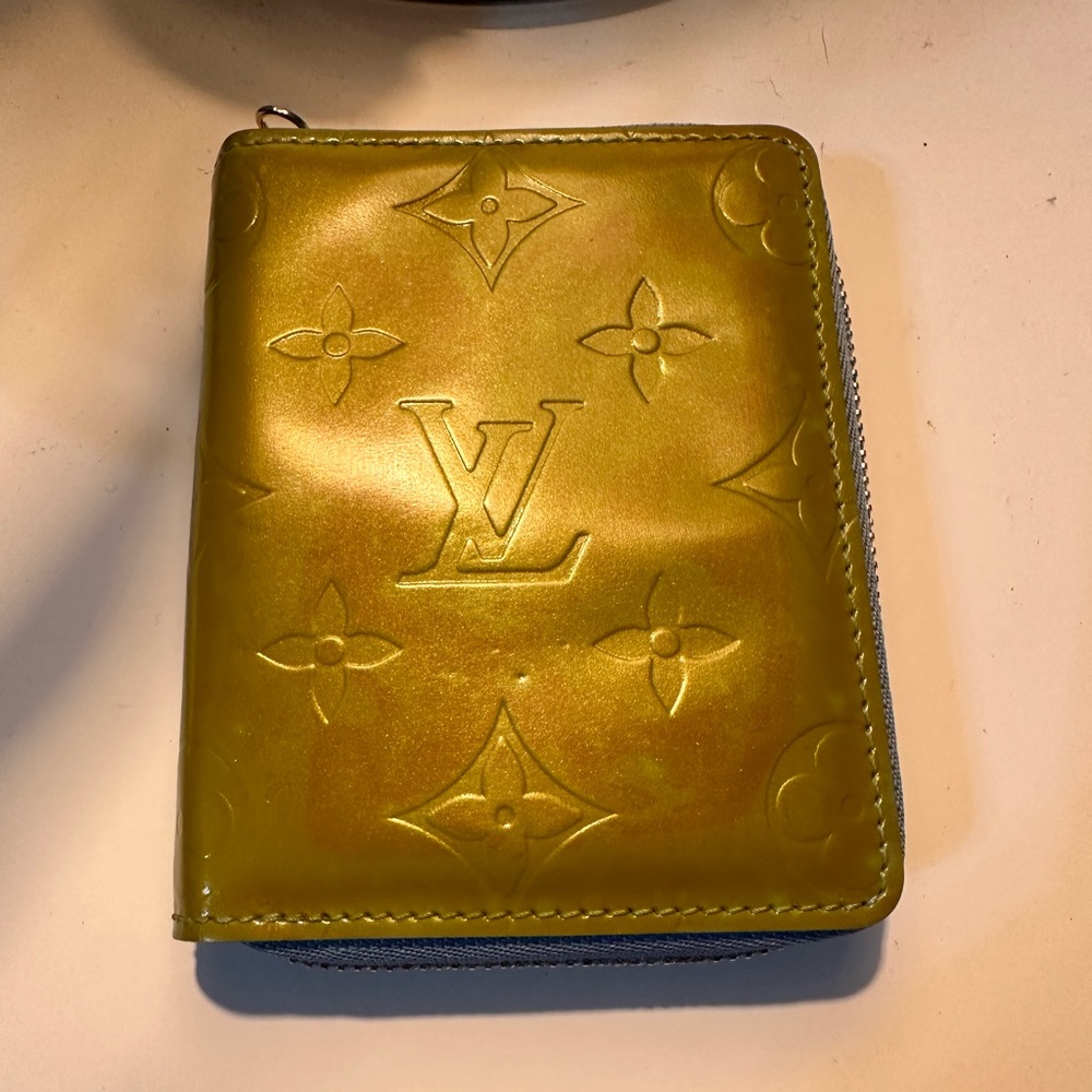 Louis Vuitton zippy wallet